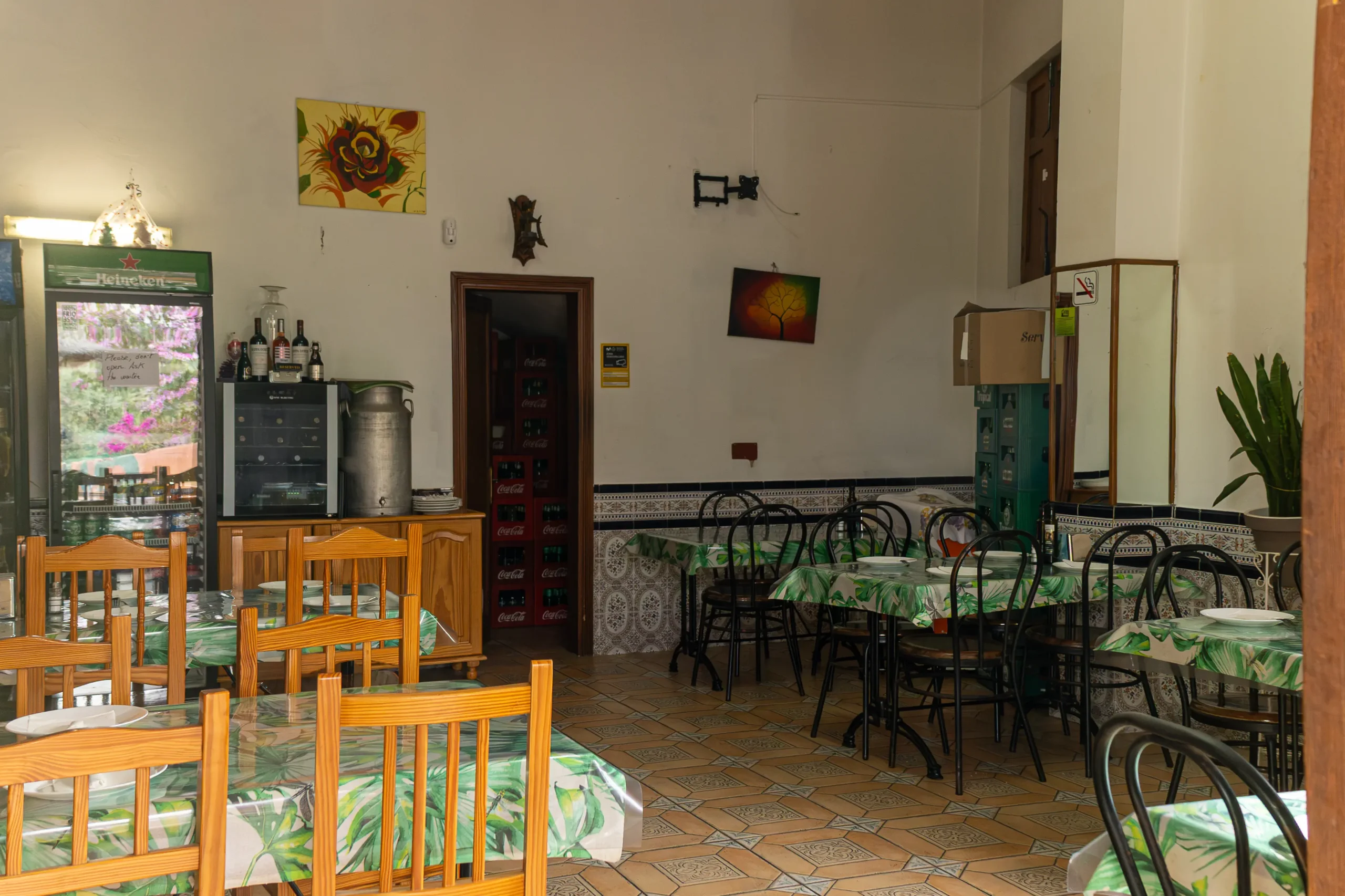 Comedor restaurante El Guata grill.