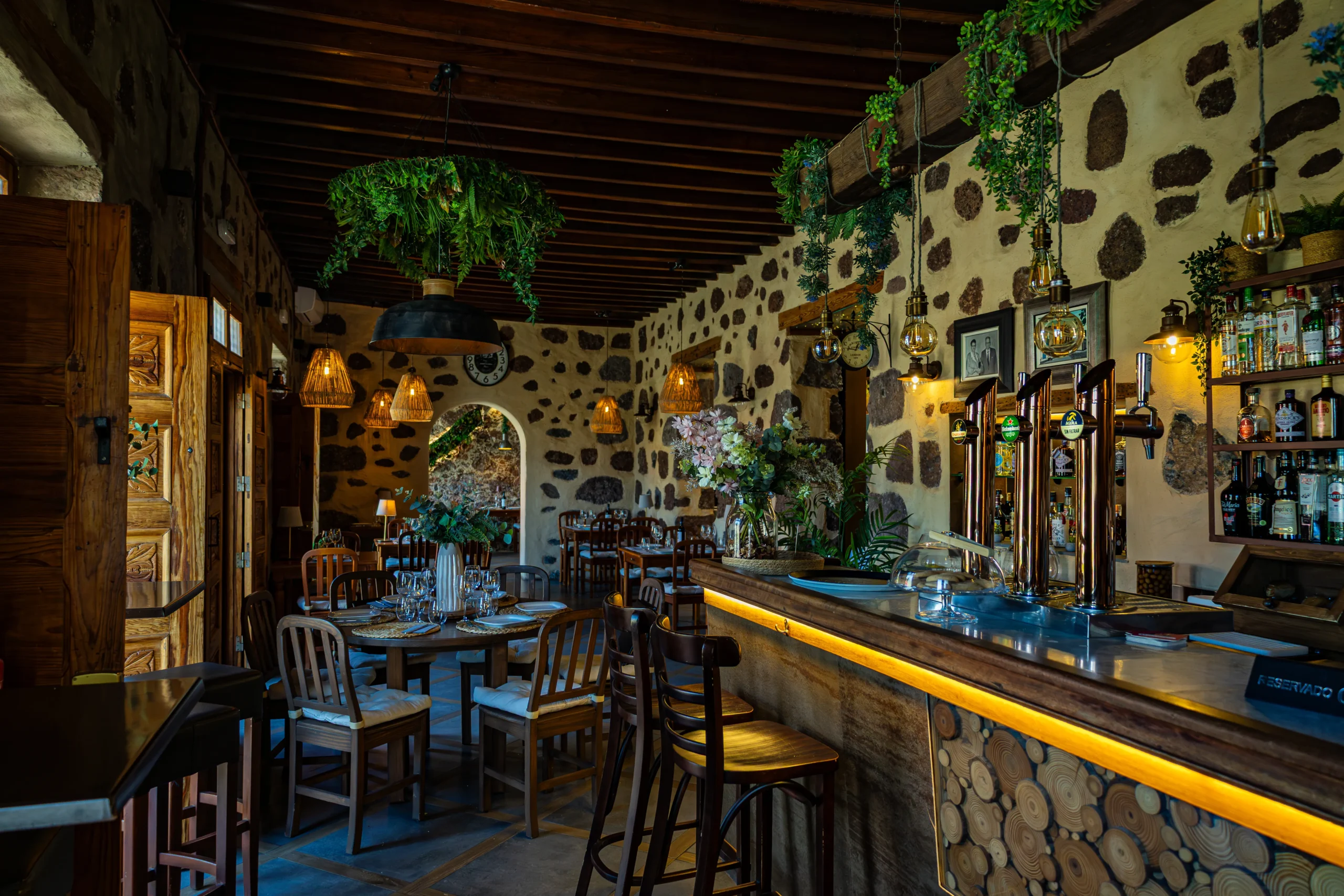 Barra y comedor interior del Restaurante Rincón Casa Antonio