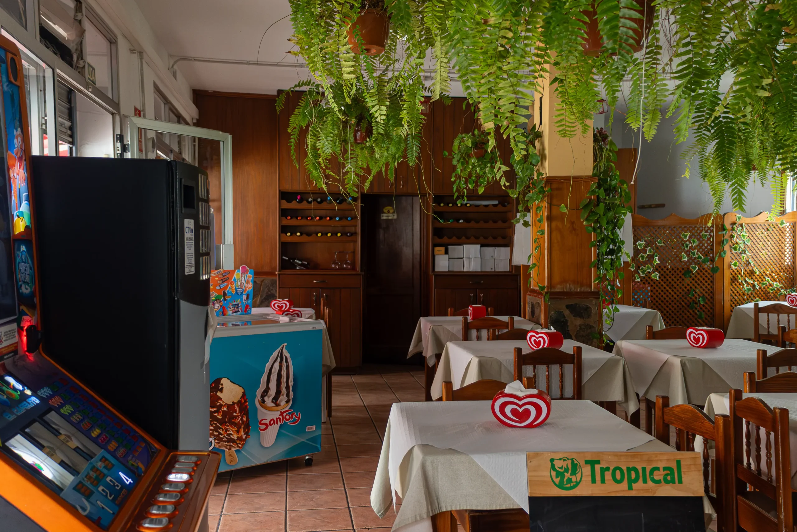 Zona del comedor de la Cafería La Caldera de Tirajana