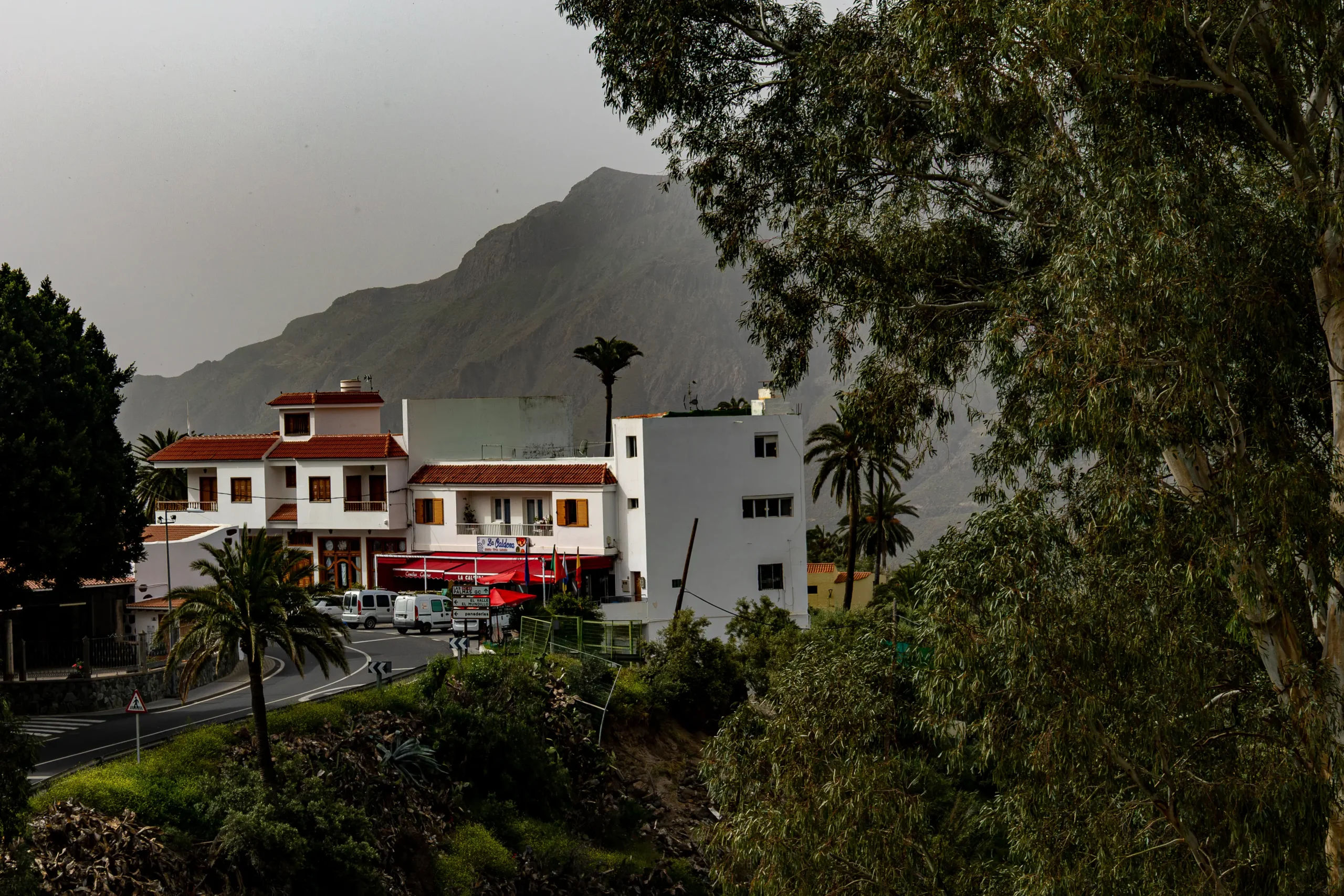 Imagen de la fachada de la Cafetería La Caldera de Tirajana desde la lejanía.